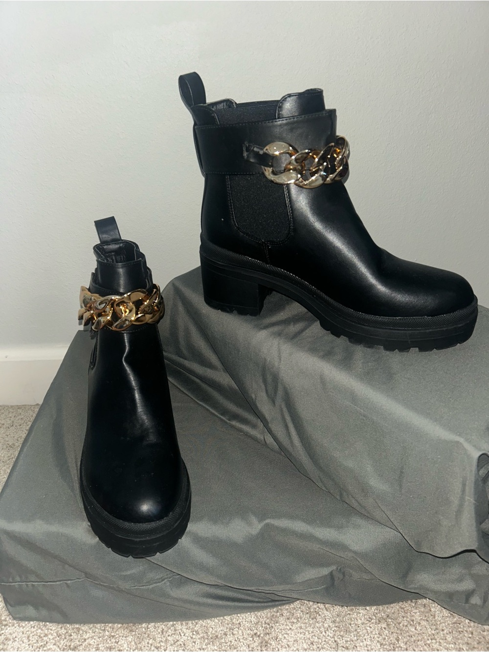 H by Halston Black Chelsea Booties with Gold Chain Accent Mis Match Size 8.5/9